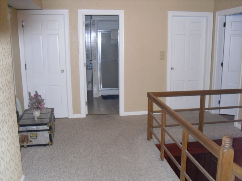 20-UpStairsHallWay.jpg