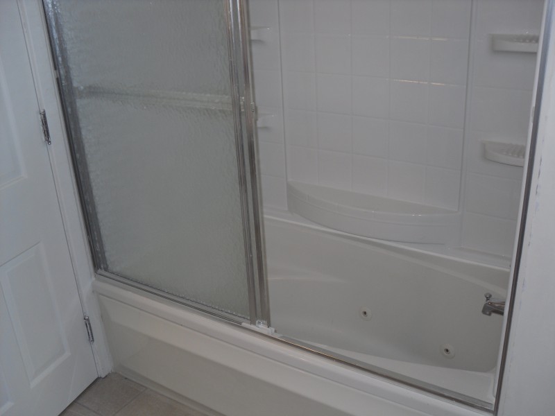 28-2ndBathroomJacuzziTub.jpg